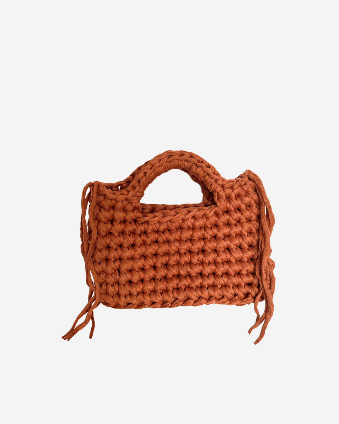 Handgemachte Häkeltasche Gigi Bag Mocha Mousse mit Boho-Fransen aus recyceltem T-Shirt-Garn