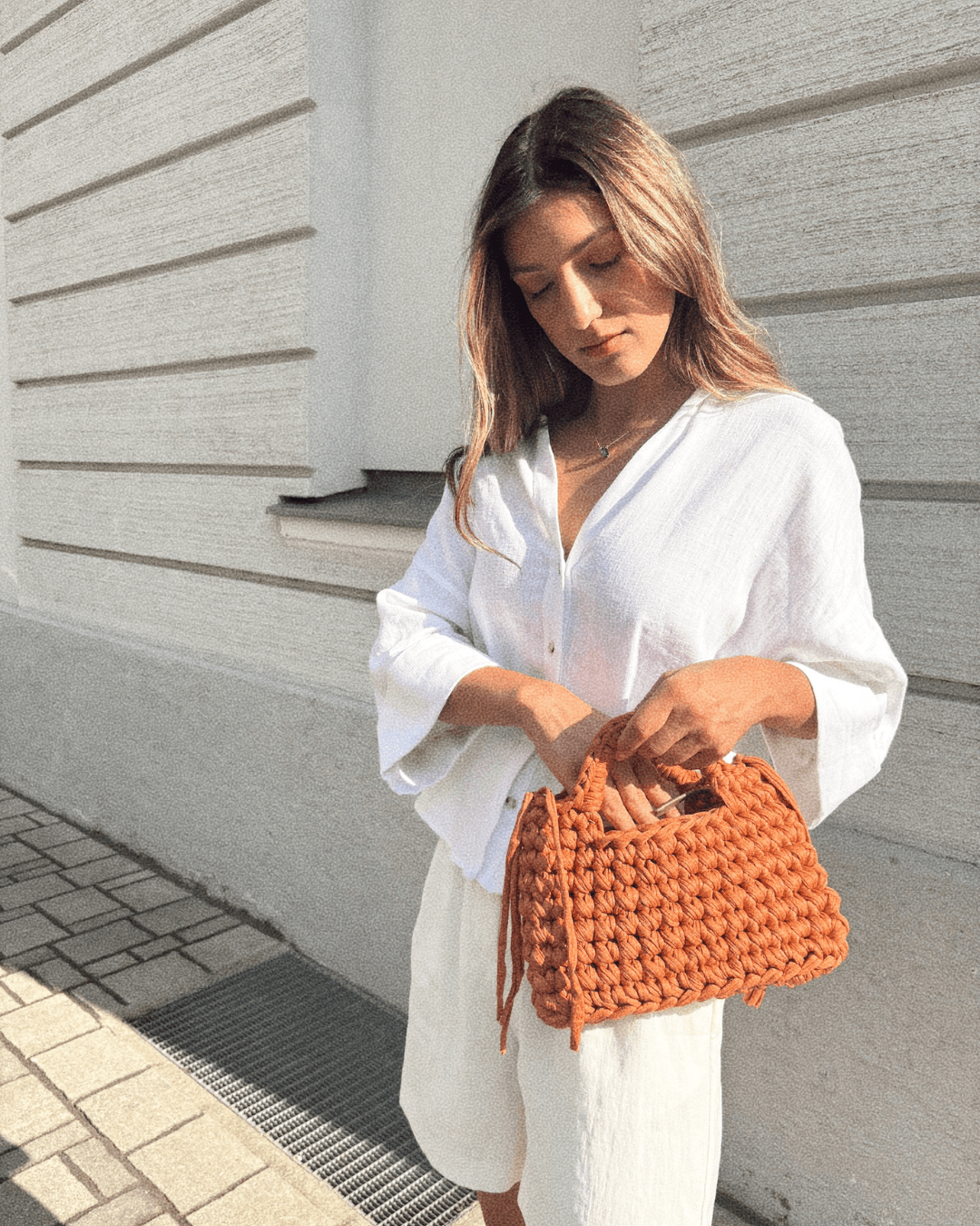 Handgemachte Häkeltasche Gigi Bag Mocha Mousse mit Boho-Fransen aus recyceltem T-Shirt-Garn