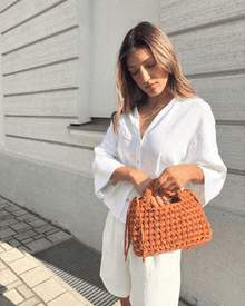 Handgemachte Häkeltasche Gigi Bag Mocha Mousse mit Boho-Fransen aus recyceltem T-Shirt-Garn