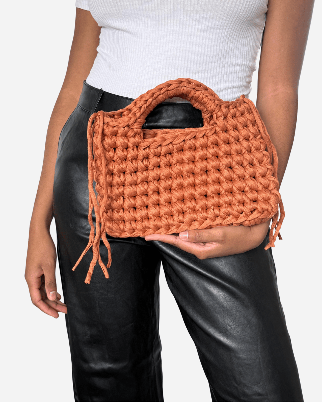 Handgemachte Häkeltasche Gigi Bag Mocha Mousse mit Boho-Fransen aus recyceltem T-Shirt-Garn